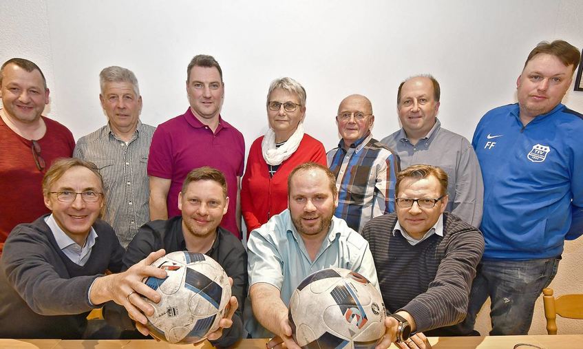 Fast alle Mitglieder im Vorstand des TSV Elmshausen wurden im Amt bestätigt. Sitzend von lins: Rechner Hans-Jörg Schaefer, stellvertretender Vorsitzender Andreas Helfrich, Vorsitzender Andreas Ihrig, Schriftführer Markus Kastner.